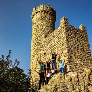 Organizadores de la WordCamp Torrelodones, miembros de la comunidad WordPress local, en la Torre de Lodones (Madrid). (Fotografía de Bárbara García Rodríguez).