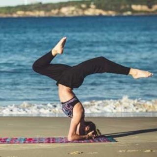 Mujer haciendo ejercicio en un embalse