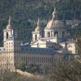 El Monasterio de San Lorenzo de El Escorial fue mandado construir por Felipe II. Tiene una superficie de 33.327 metros cuadrados, y está ubicado en la ladera del monte Abantos, a 1028 metros de altitud, en la sierra del Guadarrama. Desde 1984, es Patrimonio de la Humanidad.