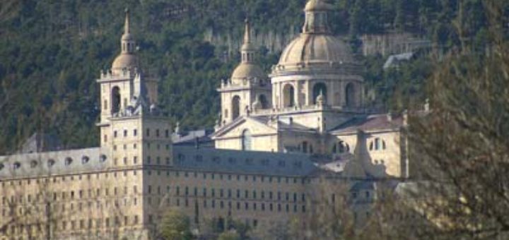 El Monasterio de San Lorenzo de El Escorial fue mandado construir por Felipe II. Tiene una superficie de 33.327 metros cuadrados, y está ubicado en la ladera del monte Abantos, a 1028 metros de altitud, en la sierra del Guadarrama. Desde 1984, es Patrimonio de la Humanidad.