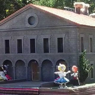 Carreta con gurriatos bailando en la Romería de San Lorenzo de El Escorial